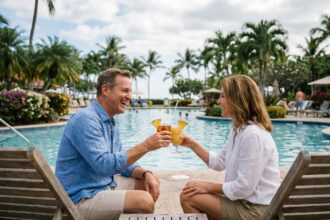 Couple souriant profitant d un resort tropical