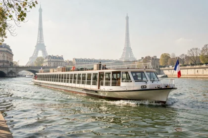 Bateau de croisière déjeuner naviguant sur la Seine avec la Tour Eiffel en arrière-plan
