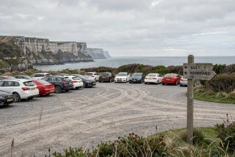 Parking accessible près des falaises d'Ault en Normandie avec signalétique et vue sur la Manche