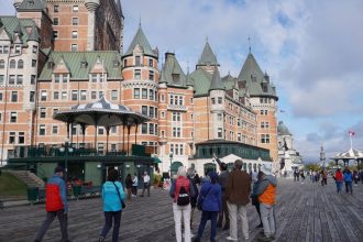 paysage montagneux du Canada avec lacs et forêts verdoyantes