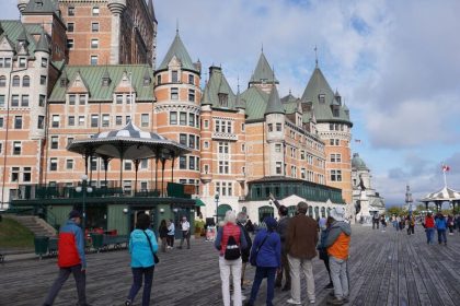 paysage montagneux du Canada avec lacs et forêts verdoyantes